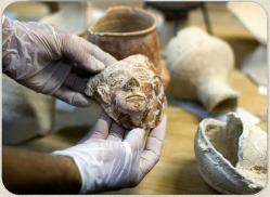israel-cult-tombs-hands-mask_21716_600x450