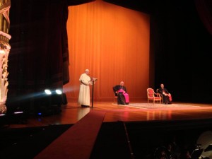 papa-francesco-teatro-municipale-300x225