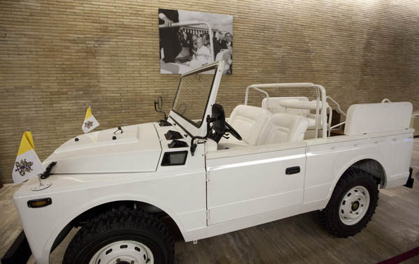 jp2_popemobile