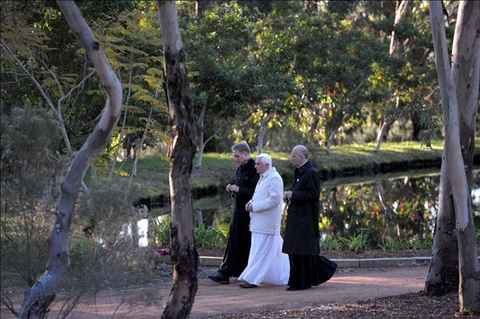 fotografia-facilitada-por-el-periodico-de-el-vaticano-osservatore-romano-que-muestra-al-papa-benedicto-xvi-c-mientras-camin