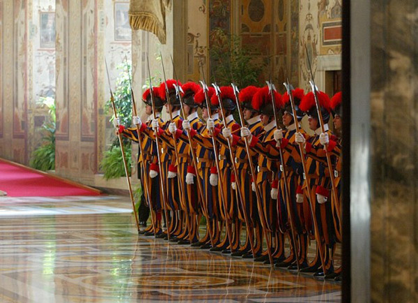 swiss-guards-may-look-like-toy-soldiers-but-they-are-actually-all-trained-military-men2