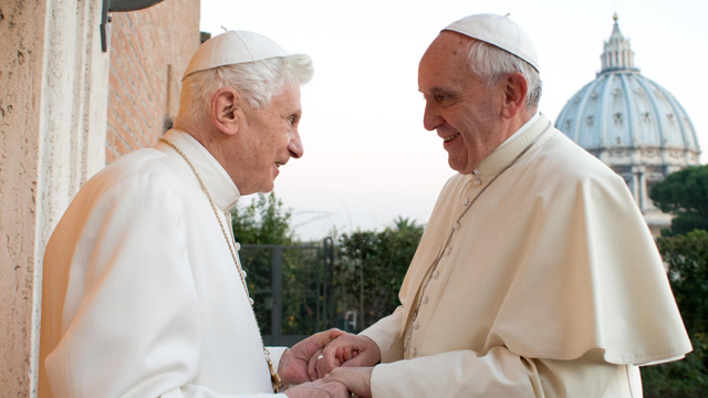 pope-benedict-welcomes-po-013