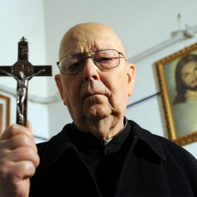vaticanoexorcismo272014b-400x400_c