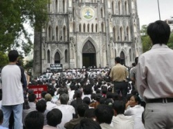 vietnam_-_catholic_land_dispute_hanoi-300x225-250x187