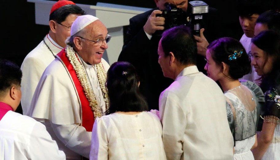 philippines-pope-families-912x521