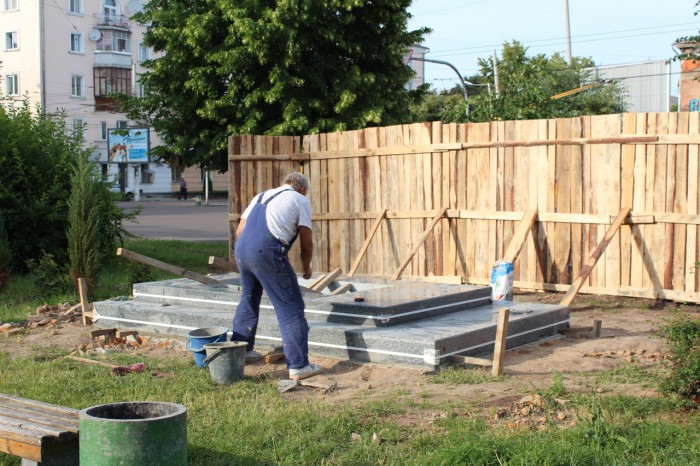 pamyatnik-700x466