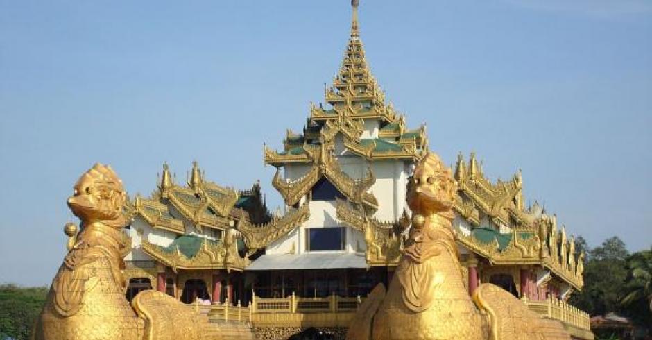karaweik_boar_restaurant_at_kandawgyi_lake