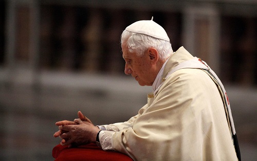 pope-benedict-prays-at-john-paul-ii-coffin