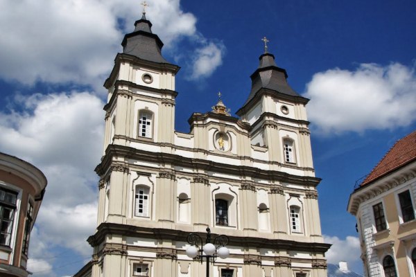 kafedralnij-voskresenskij-sobor-ivano-frankivsk