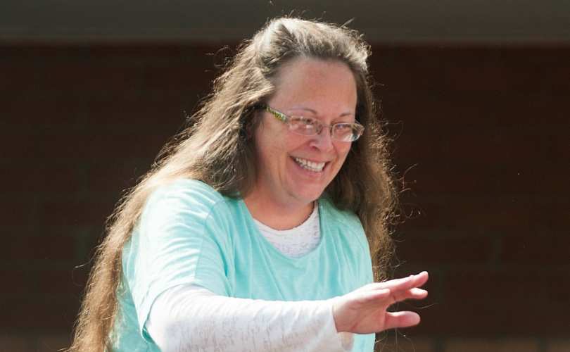 kim-davis_810_500_55_s_c1