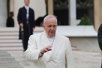 pope_francis_greets_pilgrims_during_his_march_25_2015_general_audience_credit_bohumil_petrik_cna