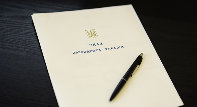 signing_5b_document_pen_law_decree_irs