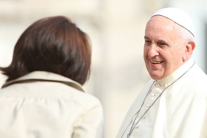 pope_francis_greets_pilgrims_during_his_oct_1_2014_general_audience_credit_bohumil_petrik_cna