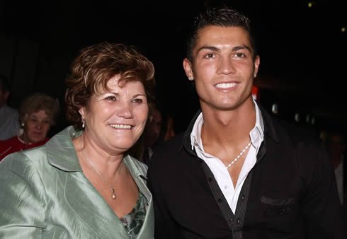 871-cristiano-ronaldo-picture-next-to-his-mother