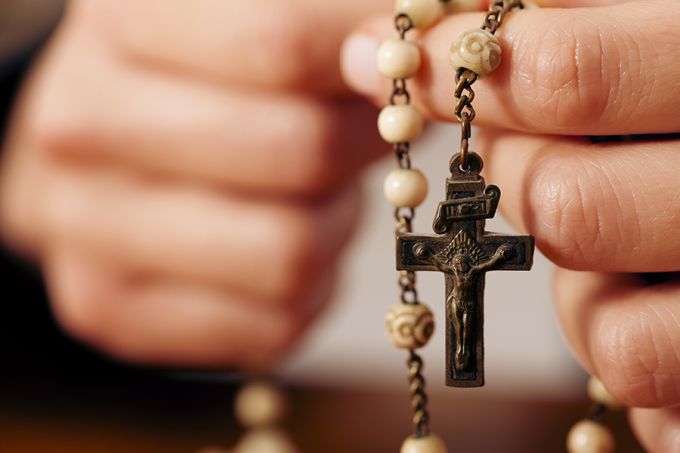 prayer_rosary_credit_kzenon_shutterstock_cna