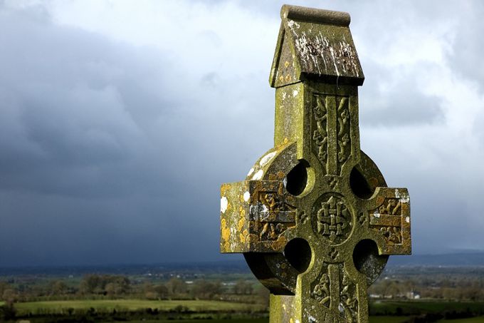 celtic_cross_on_the_hill_at_cashel_tipperary_ireland_credit_tom_haymes_cc_by_nc_sa_20_12_11_15