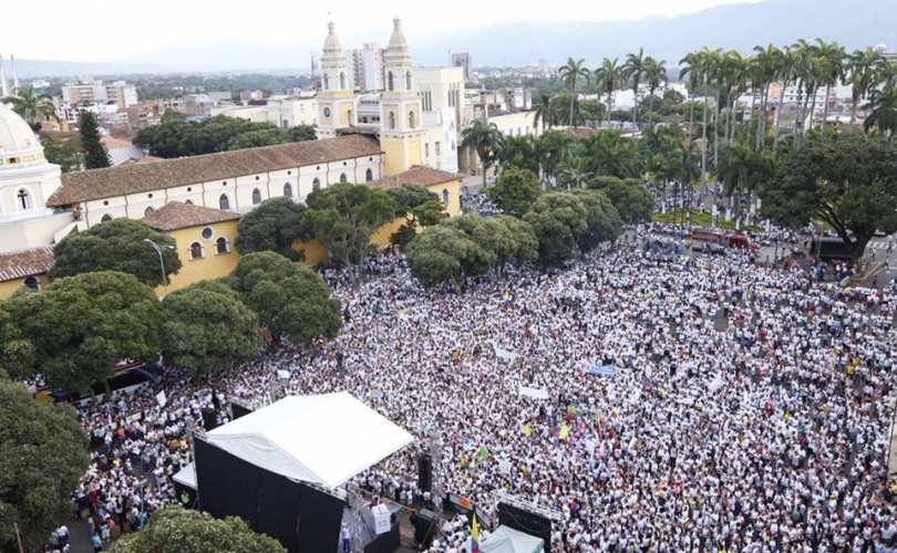 marchers_in_bucaramanga_810_500_55_s_c1