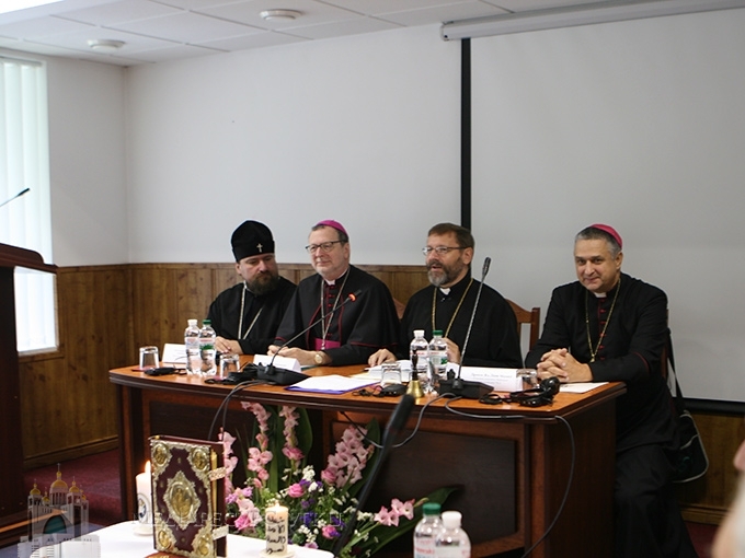 hosti_synodu