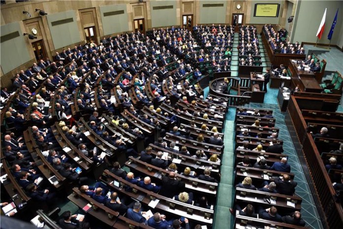 poljski_parlament-696x464