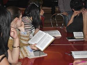uzbek_studying_the_bible-300-300x225