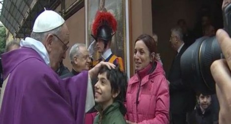 papa-francesco-abbraccia-folla-e1363516520480