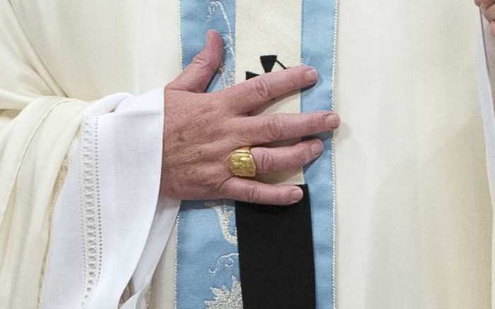 papa-francisco-anillo-700x438