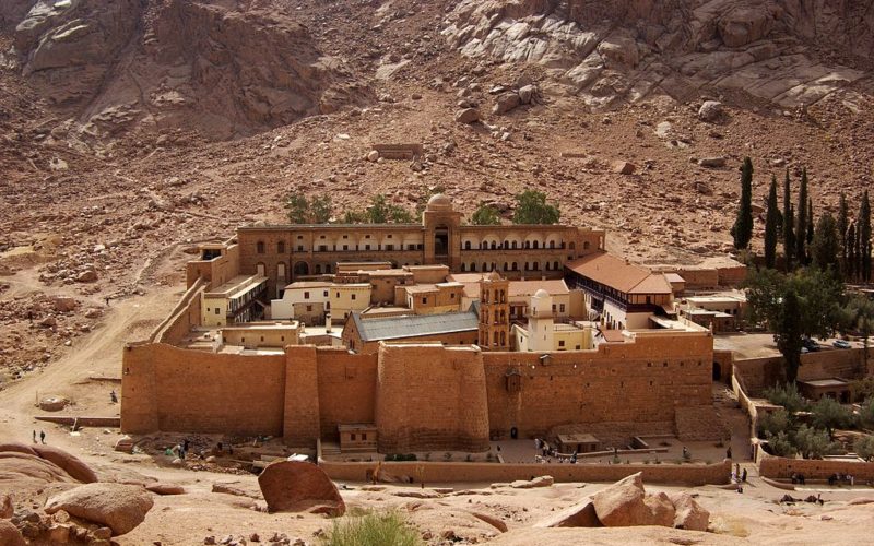 1024px-katharinenkloster_sinai_bw_2-800x500