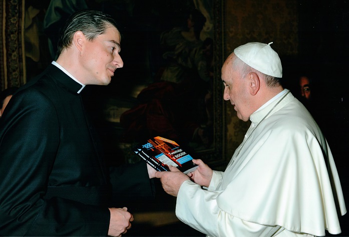 twg_pope-receives-twb_photo_credit_ignatius_press5220