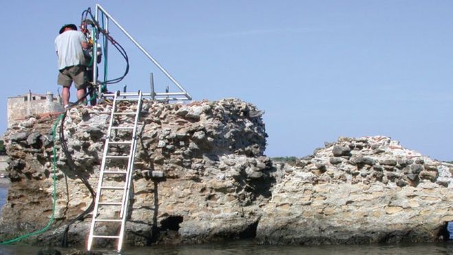 _96798111_roman-pier-italy