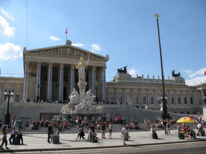 img_0165_-_wien_-_parlament-696x522