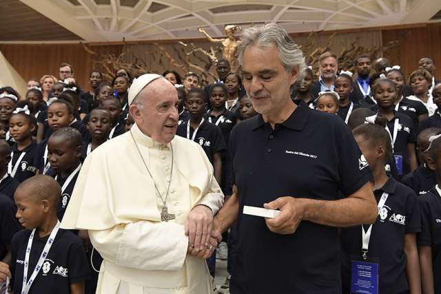 pope_francis_with_andrea_bocelli_at_the_general_audience_in_the_paul_vi_hall_on_aug_2_2017_credit_losservatore_romano_cna
