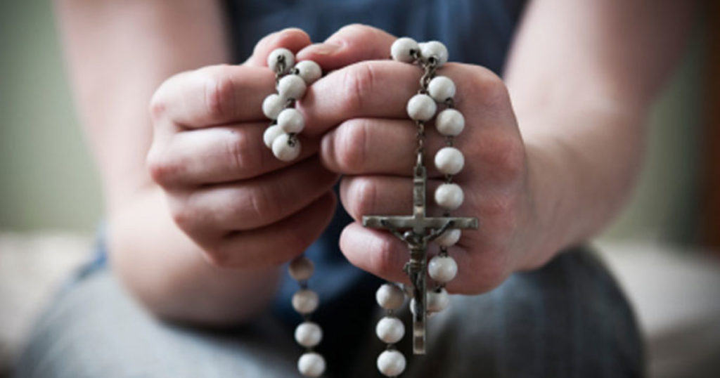 praying-1024x538