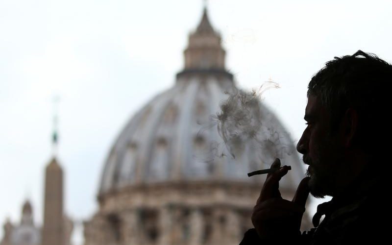 20171109t0916-12550-cns-pope-vatican-cigarettes_800-800x500