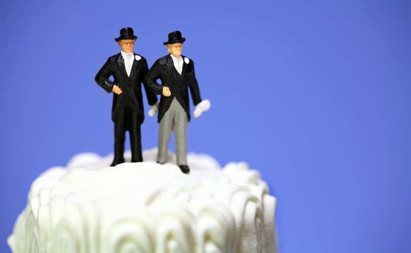 homosexual_wedding_cake_810_500_55_s_c1