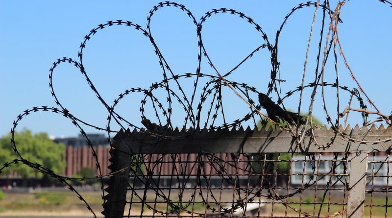 barbed-wire-337564_1280-e1516121489568-800x445