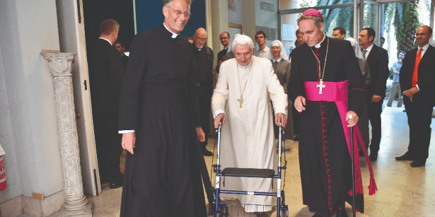 papa-bento-xvi-andador
