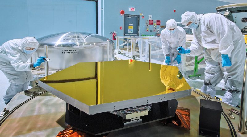 space-telescope-mirror-561358_1920-800x445