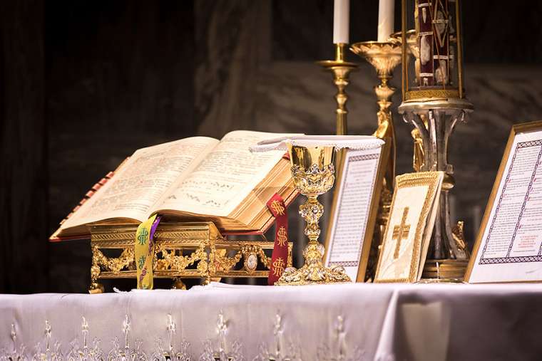altar_prepared_for_mass_credit_thoom_shutterstock_cna