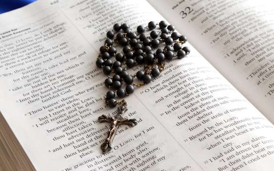 kruzifix_bibel_englisch-1-563x353