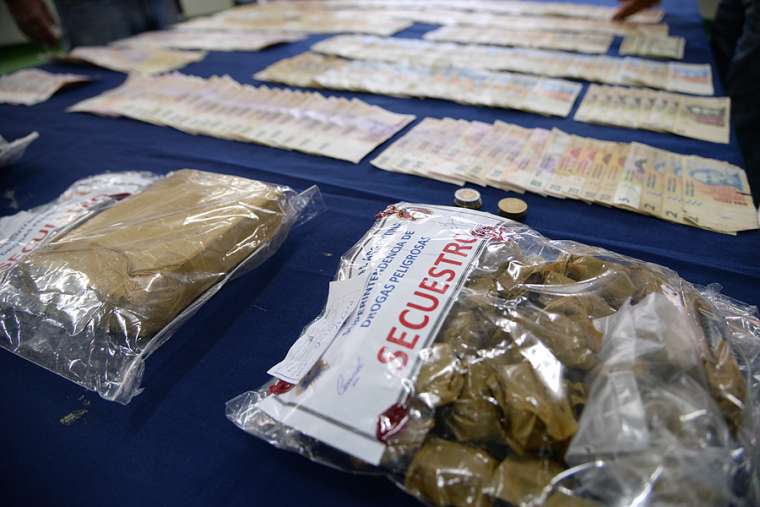 confiscated_drugs_and_money_in_argentina_credit_ministerio_de_seguridad_argentina_via_flickr_cc_by_nc_nd_20_cna_12_2_15