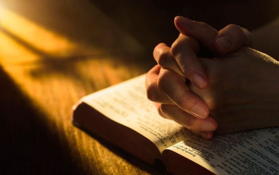 praying-58f129f13df78cd3fc418722