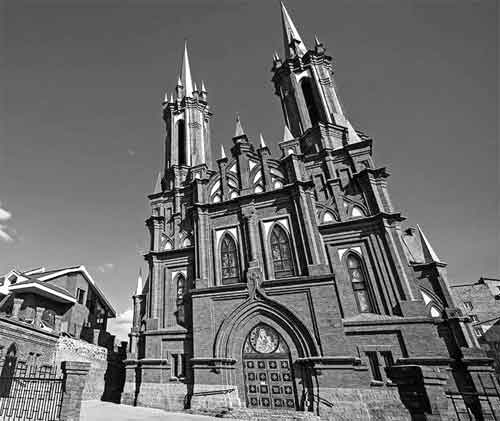 vladivostok-cath-church-black-white