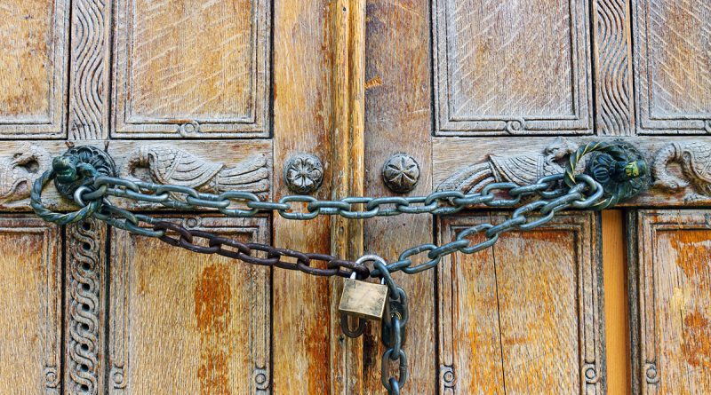 locked-wooden-door-ppcrj2j-800x445