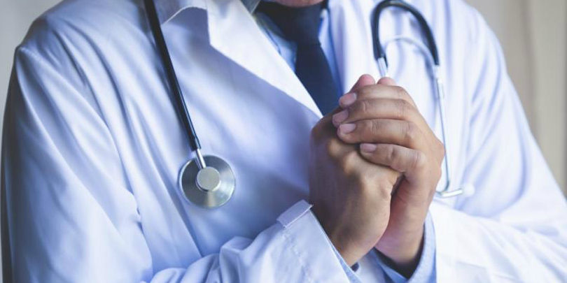 doctor_praying_810_500_75_s_c1-810x405