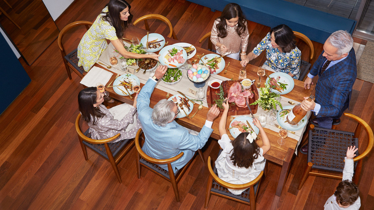 family-eating-laid-back-elegant-table-0418-103323705