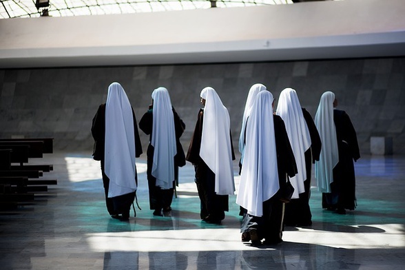 745121_xsts_nuns4153008_640_54