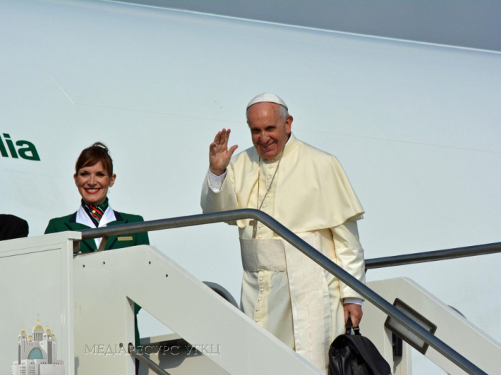 papa-francesco-viaggio-aereo-valigia-1024x683