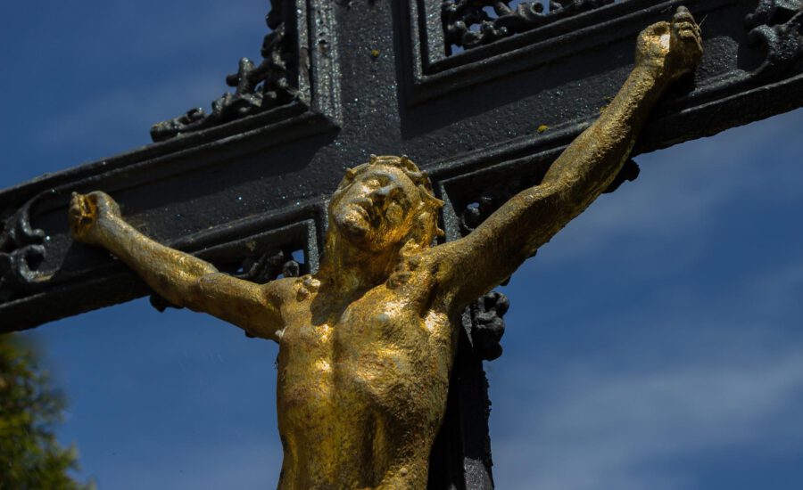 crucifix-g0d275f045_1920-900x550