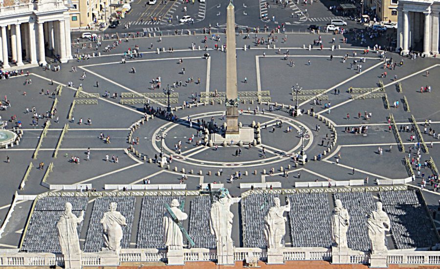 piazza_san_pietro_-_panoramio_24-e1654587897124-900x550