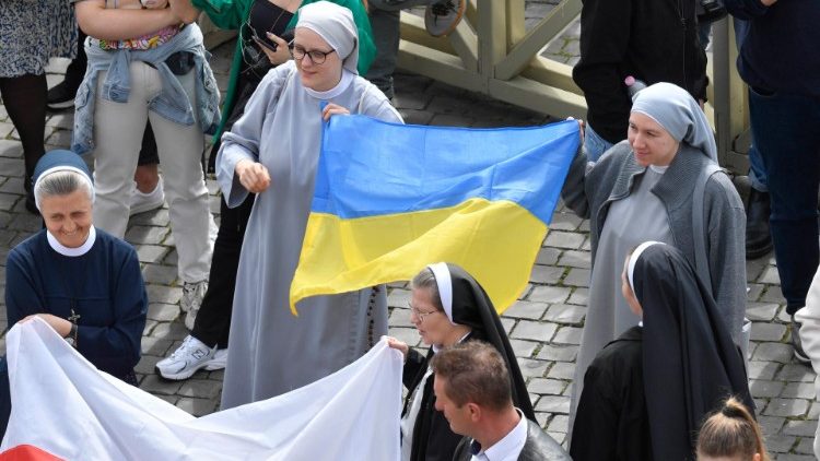 Під час недільної зустрічі з паломниками Папа Франциск наголосив на важливості навернення сердець як дороги до миру, закликаючи молитися за український народ, а також за постраждалих від стихійних лих у Сирії, Туреччині та США. о. Тимотей Т. Коцур, ЧСВВ - Ватикан  «Дорогі браття й сестри, вчора, в урочистість Благовіщення, ми поновили посвяту Непорочному Серцю Марії, маючи впевненість у тому, що лише навернення сердець може відкрити дорогу, що веде до миру. Не переставаймо молитися за багатостраждальний укр